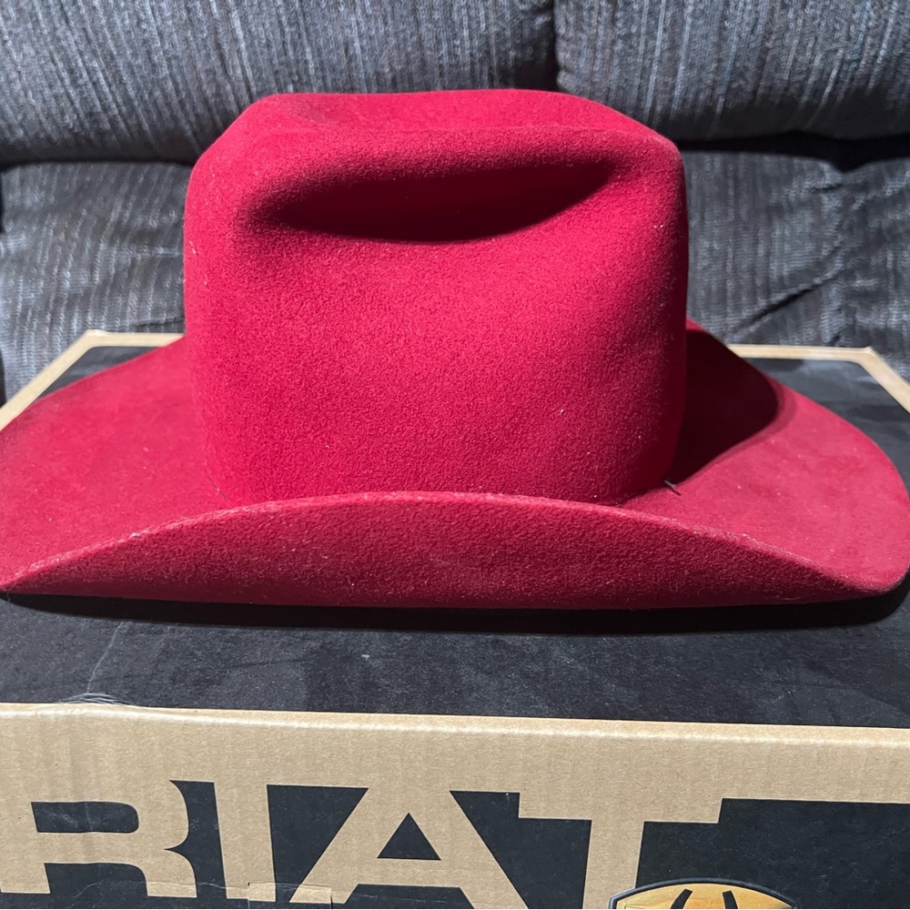 Red cowgirl hat